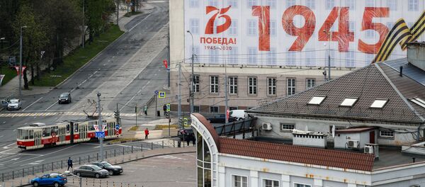 Баннер, посвященный празднованию 75-летия победы в Великой Отечественной войне, на здании городской администрации в Калининграде - Sputnik Молдова