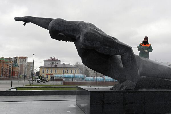Мойка памятника погибшему солдату на площади перед Парком культуры и отдыха имени Горького в Казани - Sputnik Moldova