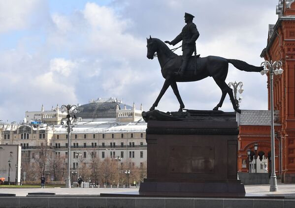 Памятник маршалу Жукову на Манежной площади в Москве после реставрации - Sputnik Moldova