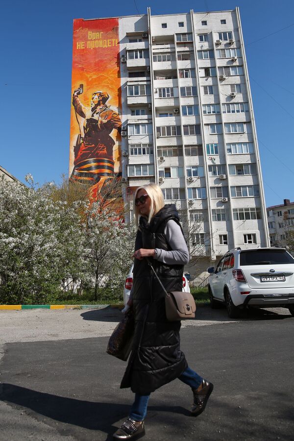 Граффити на фасаде жилого дома, посвященное 75-й годовщине победы в Великой Отечественной войне, в Новороссийске - Sputnik Moldova