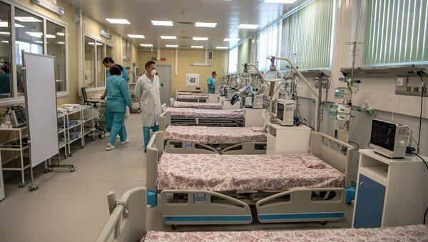 Медицинские работники готовят отделение реанимации новой больницы - Sputnik Moldova