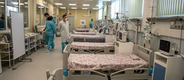 Медицинские работники готовят отделение реанимации новой больницы - Sputnik Moldova