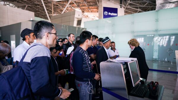 Граждане Узбекистана идут на посадку в терминале аэропорта Внуково - Sputnik Молдова