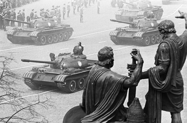 Колонны военных танков идут по Красной площади мимо памятника Минину и Пожарскому на Параде, посвященному 20-летию победы над фашистской Германией - Sputnik Moldova