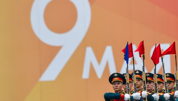 Военнослужащие почетного караула на военном параде на Красной площади - Sputnik Moldova-România