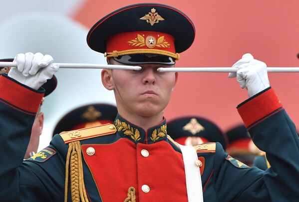 Барабанщик военного оркестра Национальной гвардии России во время парада Победы на Красной площади в Москве - Sputnik Moldova