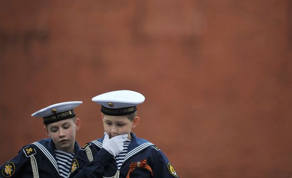 Воспитанники Нахимовского военно-морского училища перед началом военного Парада Победы на Красной площади в Москве - Sputnik Moldova