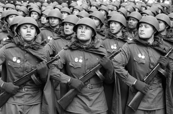 Советские солдаты, одетые в форму времен Великой Отечественной войны - Sputnik Moldova