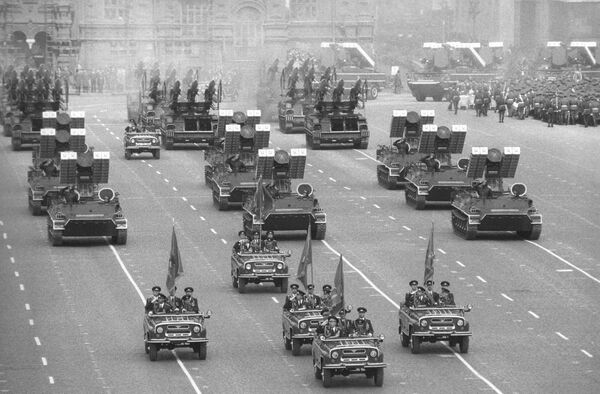 Военный парад на Красной площади, посвященный 40-летию Победы советского народа в Великой Отечественной войне 1941-1945 годов - Sputnik Moldova
