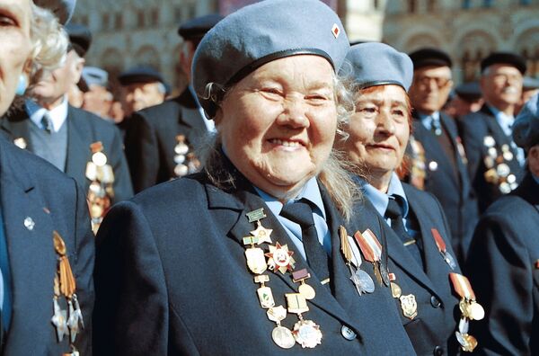 Ветераны Великой Отечественной войны во время парада на Красной площади в Москве - Sputnik Moldova