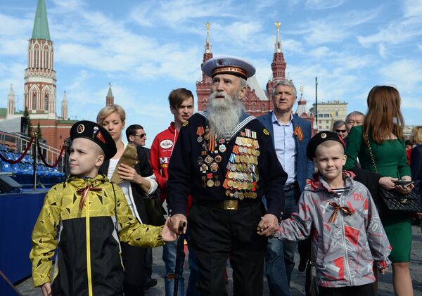 Ветеран с детьми перед началом военного парада в ознаменование 70-летия Победы в Великой Отечественной войне 1941-1945 годов - Sputnik Молдова