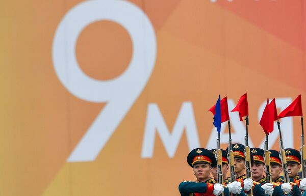 Военнослужащие почетного караула на военном параде на Красной площади - Sputnik Молдова