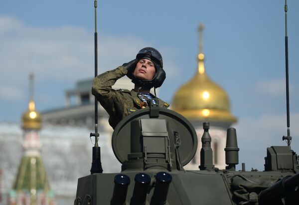 Военнослужащий во время военного парада на Красной площади в честь 71-й годовщины Победы - Sputnik Молдова