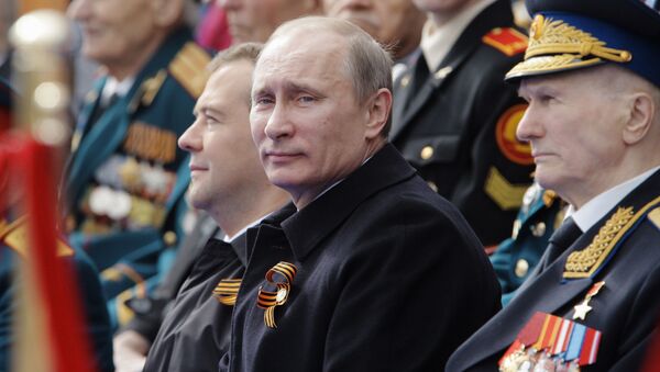 Президент РФ Дмитрий Медведев и председатель правительства РФ Владимир Путин на Красной площади на военном параде - Sputnik Молдова