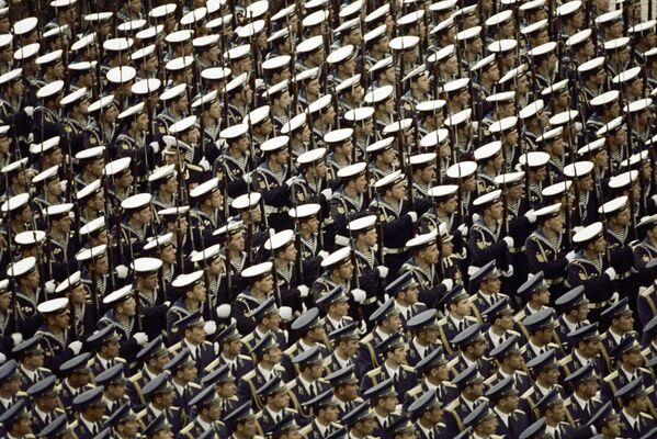 Военный парад на Красной площади, посвященный 40-летию Победы советского народа в Великой Отечественной войне, 1985 год - Sputnik Молдова