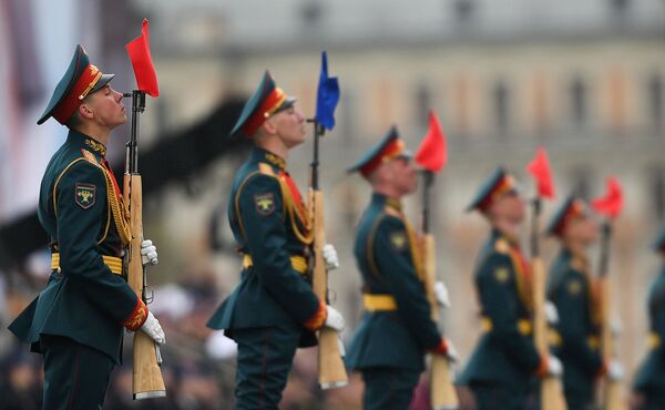 Военнослужащие президентского полка на военном параде на Красной площади в Москве - Sputnik Молдова