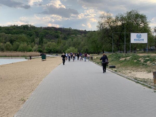 Parcul ”Valea Morilor”: Oamenii nu respectă măsurile de protecție - Video Parcul ”Valea Morilor”: Oamenii nu respectă măsurile de protecție - Video - Sputnik Moldova