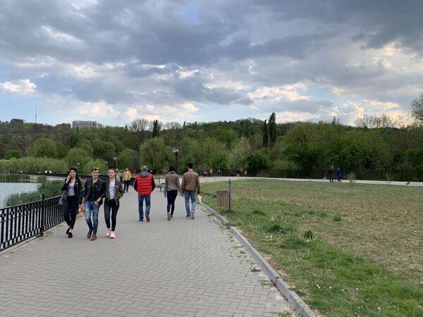 Parcul ”Valea Morilor”: Oamenii nu respectă măsurile de protecție - Video Parcul ”Valea Morilor”: Oamenii nu respectă măsurile de protecție - Video - Sputnik Moldova
