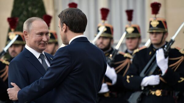 Владимир Путин и Эммануэль Макрон на церемонии официальной встречи в Елисейском дворце - Sputnik Moldova-România