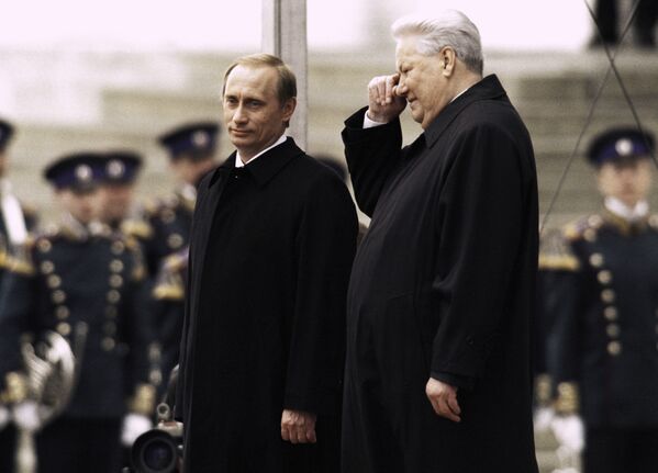 Первый Президент РФ Борис Ельцин и президент РФ Владимир Путин в день инаугурации Владимира Путина в 2000 году - Sputnik Moldova