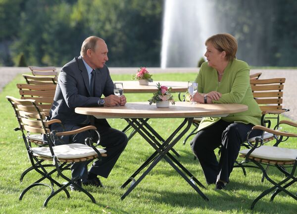  Президент России Владимир Путин и федеральный канцлер ФРГ Ангела Меркель во время встречи в резиденции правительства ФРГ Мезеберг - Sputnik Moldova