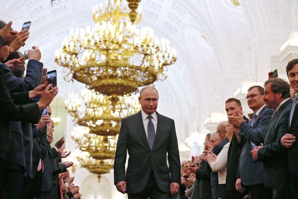 Избранный президент РФ Владимир Путин во время церемонии инаугурации в Кремле, 2018 год - Sputnik Moldova