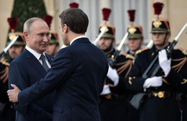 Владимир Путин и Эммануэль Макрон на церемонии официальной встречи в Елисейском дворце - Sputnik Moldova