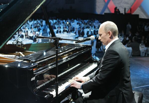 Премьер-министр РФ Владимир Путин играет на рояле на благотворительном концерте в Ледовом дворце Санкт-Петербурга - Sputnik Moldova-România