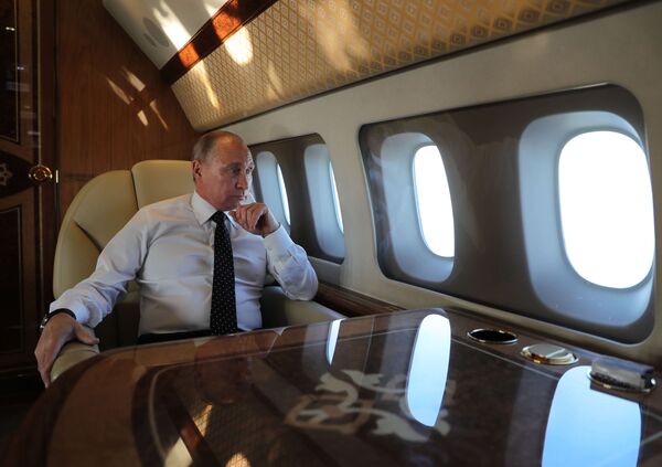 Президент РФ Владимир Путин на борту президентского самолета - Sputnik Moldova-România