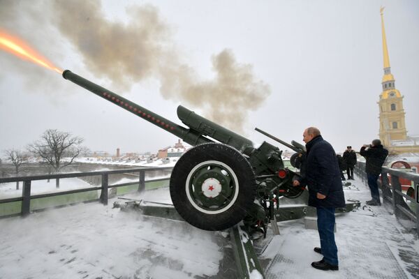 Владимир Путин производит выстрел из пушки во время прогулки по Петропавловской крепости - Sputnik Moldova-România