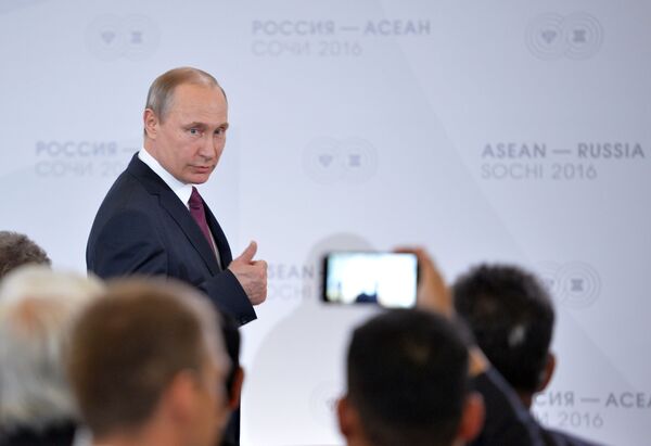  Владимир Путин на встрече глав делегаций-участников саммита Россия — АСЕАН в Сочи, 2016 год - Sputnik Moldova-România