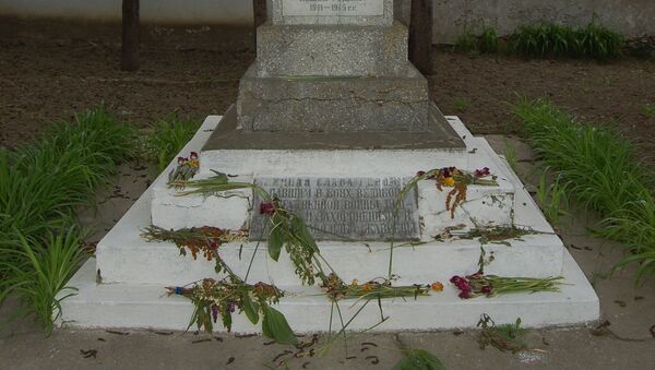 Памятник на братской могиле советских солдат, погибших при освобождении села Жеврень.  - Sputnik Молдова