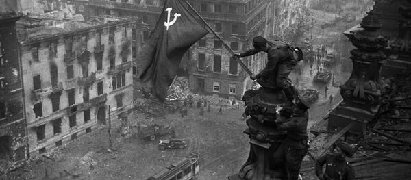 Знамя Победы на здании Рейхстага в Берлине - Sputnik Moldova