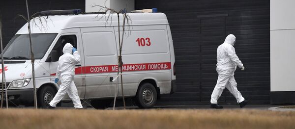Сотрудники скорой помощи в защитных костюмах на территории больничного комплекса в Коммунарке - Sputnik Moldova-România