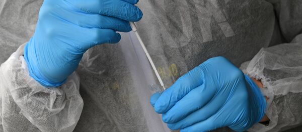 Сотрудник клиники упаковывает биоматериал Сотрудник клиники упаковывает биоматериал - Sputnik Moldova-România