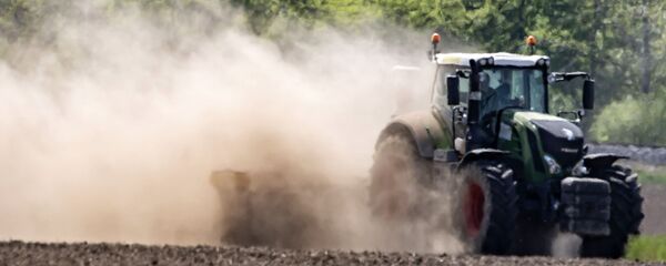 трактор вспахивает землю  - Sputnik Молдова