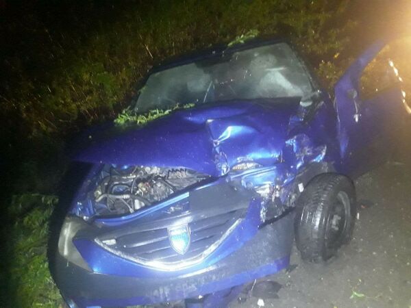 Accident grav în raionul Briceni: Un șofer a ajuns cu mașina într-un copac - Poze Accident grav în raionul Briceni: Un șofer a ajuns cu mașina într-un copac - Poze - Sputnik Moldova