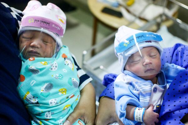  Новорожденные в защитных масках в роддоме Джакарты, Индонезия - Sputnik Moldova