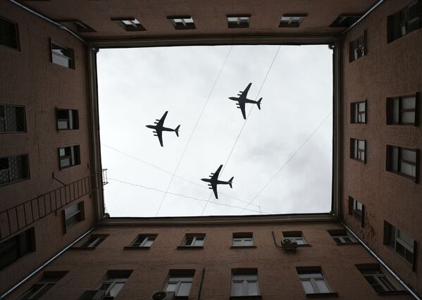 Тяжелые транспортные самолеты Ил-76 на репетиции воздушной части парада Победы в Москве - Sputnik Молдова