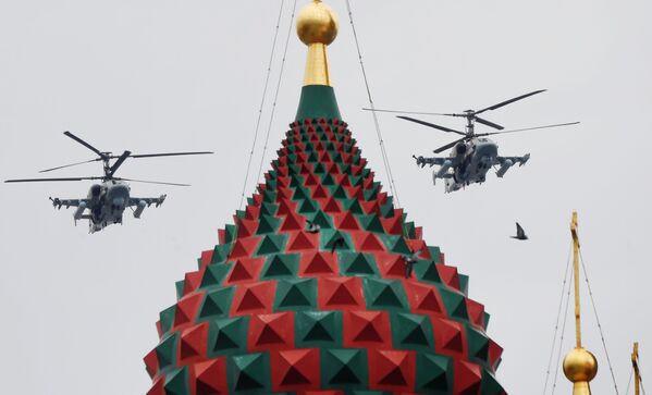 Ударные вертолеты Ка-52 Аллигатор на репетиции воздушной части парада Победы в Москве - Sputnik Молдова