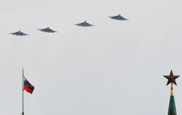 Российские многофункциональные истребители пятого поколения Су-57  на репетиции воздушной части парада Победы в Москве - Sputnik Молдова