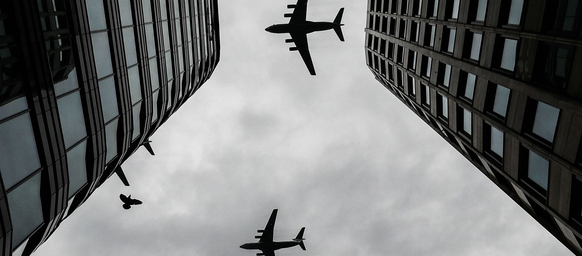 Тяжелые транспортные самолеты Ил-76 на репетиции воздушной части парада Победы в Москве - Sputnik Молдова, 1920, 19.05.2021