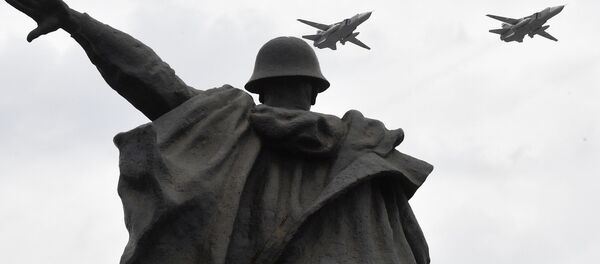 Фронтовые бомбардировщики Су-24М на репетиции воздушной части парада Победы в Москве Фронтовые бомбардировщики Су-24М на репетиции воздушной части парада Победы в Москве - Sputnik Молдова