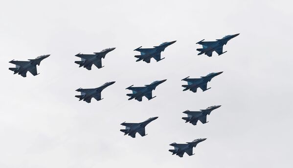 Строй тактическое крыло из истребителей Су-30СМ, Су-35С и бомбардировщиков Су-34 на репетиции воздушной части парада Победы в Москве - Sputnik Молдова