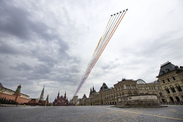 Репетиция воздушной части парада Победы в Москве - Sputnik Молдова