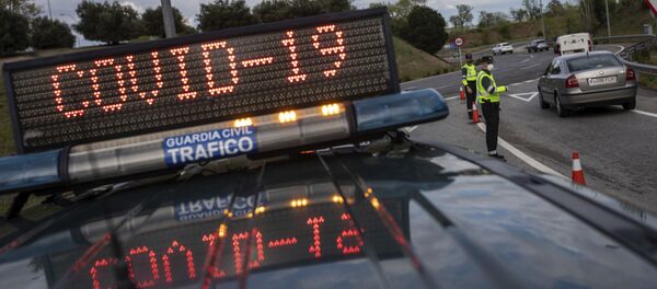 Офицеры испанской полиции на контрольно-пропускном пункте в Мадриде - Sputnik Молдова