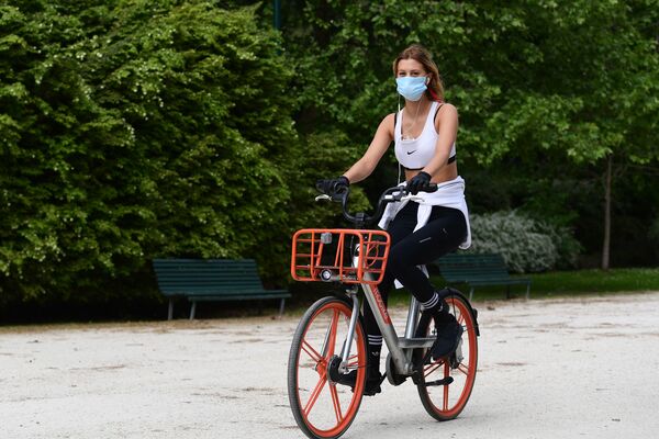 Девушка на велосипеде в Милане после этапного завершения карантина в Италии  - Sputnik Moldova-România