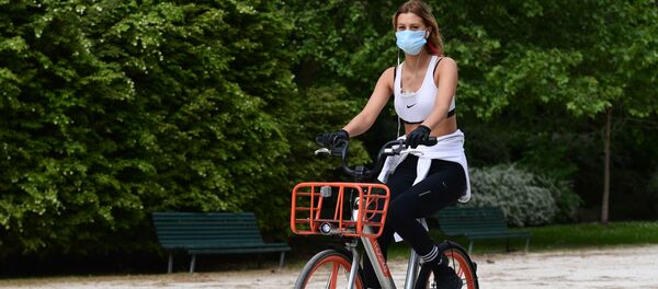 Femeie pe bicicletă în Italia
 - Sputnik Moldova