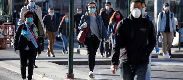Люди в масках в Риме после этапного завершения карантина в Италии Люди в масках в Риме после этапного завершения карантина в Италии - Sputnik Moldova-România