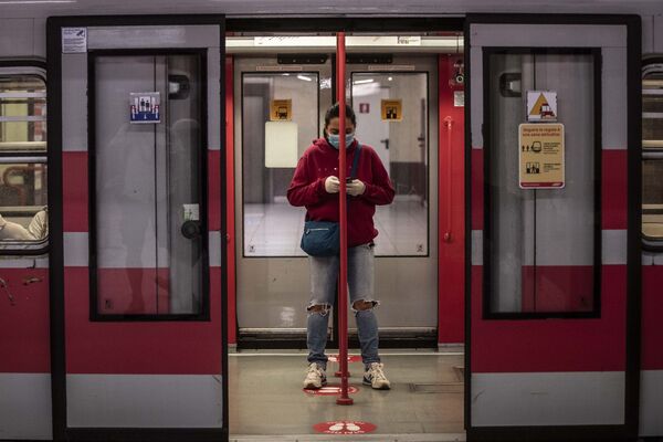Девушка в поезде в Милане после этапного завершения карантина в Италии  - Sputnik Moldova-România